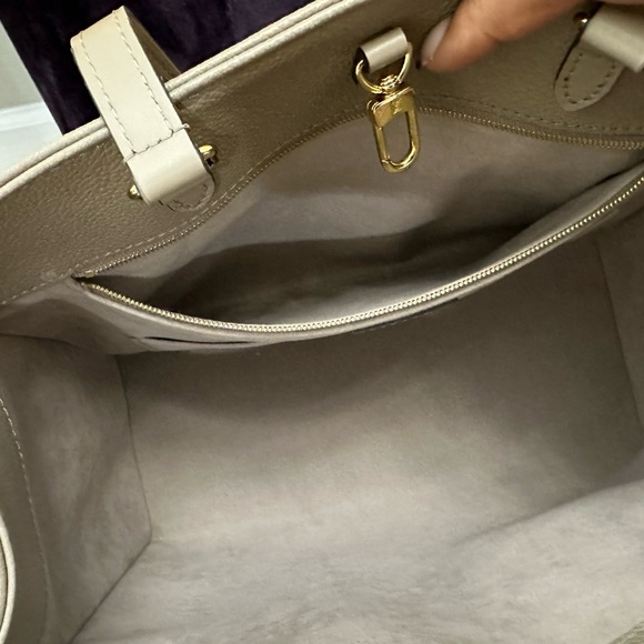 ⭐️Like New ⭐️ Louis Vuitton OnTheGo MM - Picture 9 of 16